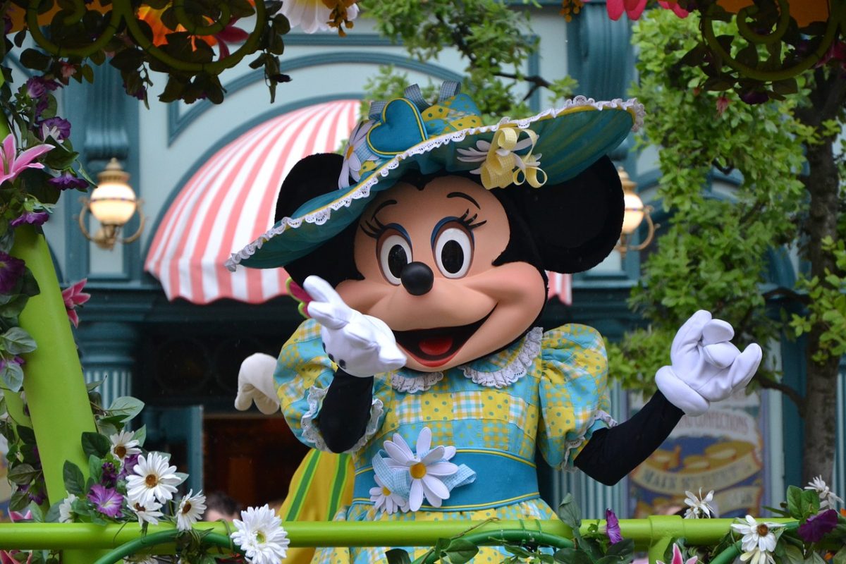 Guest Reviews Picture of Minnie Mouse Blowing A Kiss